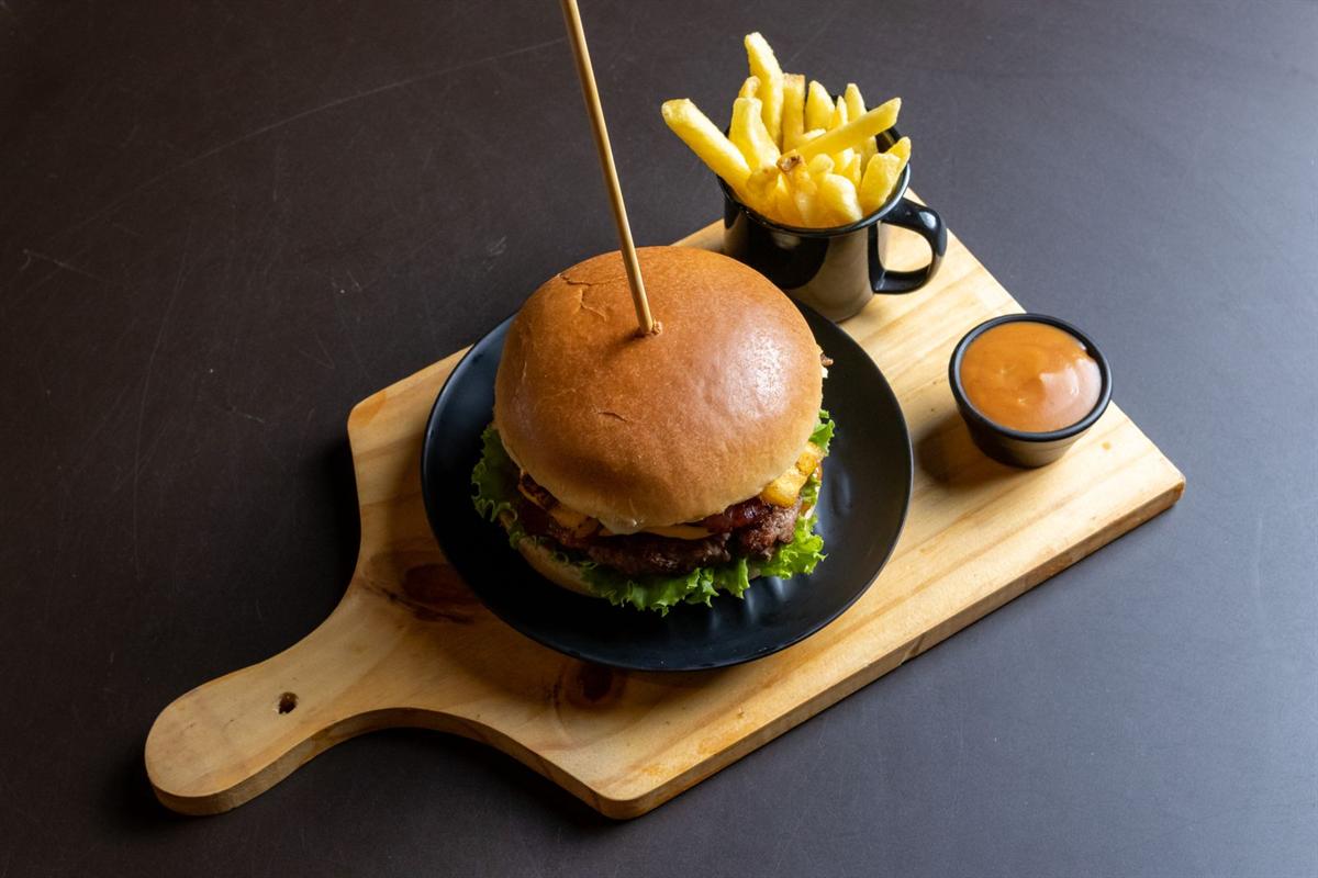 Burger et frites sur un plateau en bois