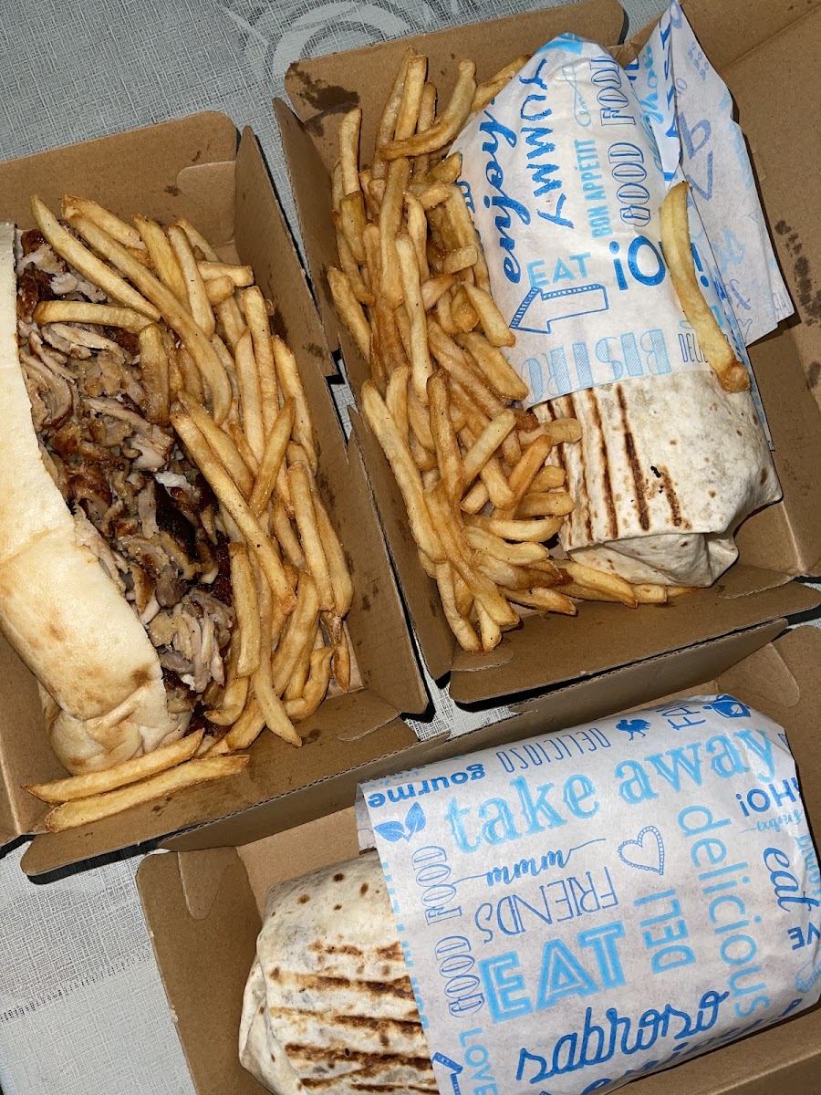 Barquettes à emporter remplies de kebab, de frites et de wraps grillés
