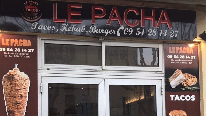 La façade du snack : enseigne Le Pacha, tacos, kebab, burger, et affiches des menus