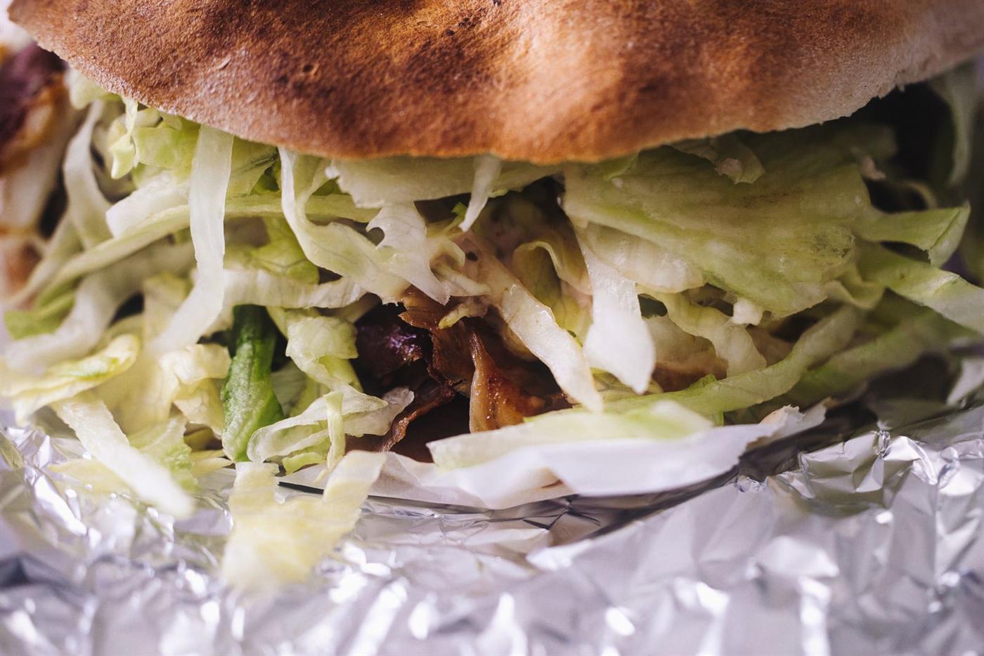 Sandwich kebab garni de chou blanc dans son papier alu