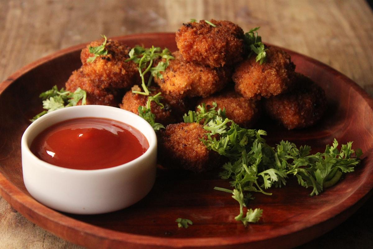 Nuggets dorés servis avec une sauce rouge